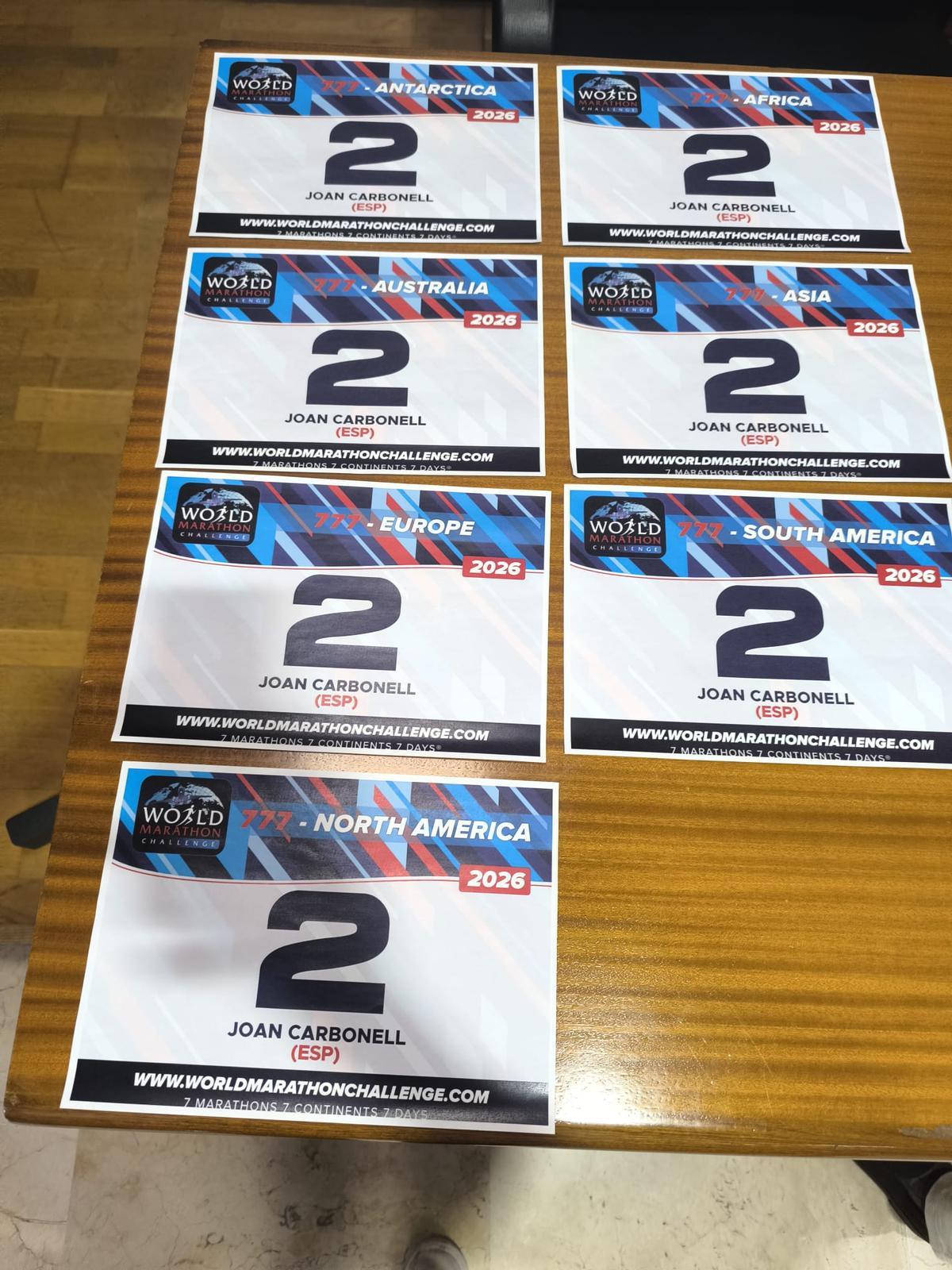 Los dorsales que llevará en los siete maratones.