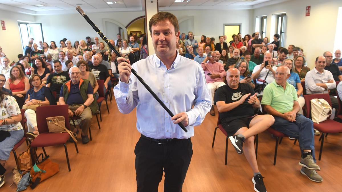 El alcalde de Sada, Benito Portela, con el bastón de mando.