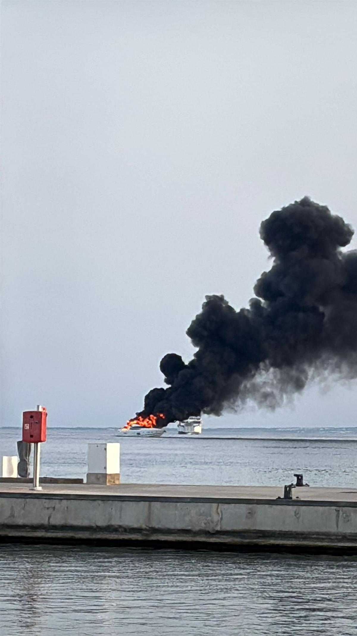 Incendio de una lancha cerca de s'Illa Negra en Ibiza