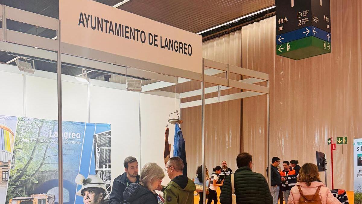 El stand de Langreo en la feria "Expovacaciones" de Bilbao