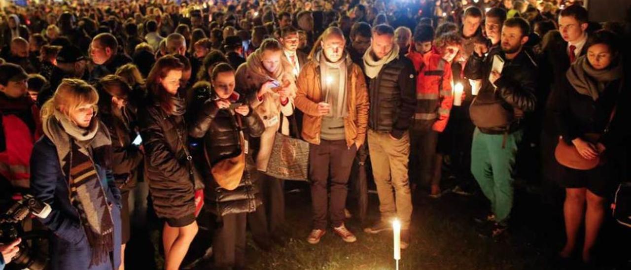 Trabajadores del aeropuerto de Zaventem, ayer, durante una marcha silenciosa celebrada en memoria de las víctimas de los atentados terroristas perpetrados el martes en la capital belga.