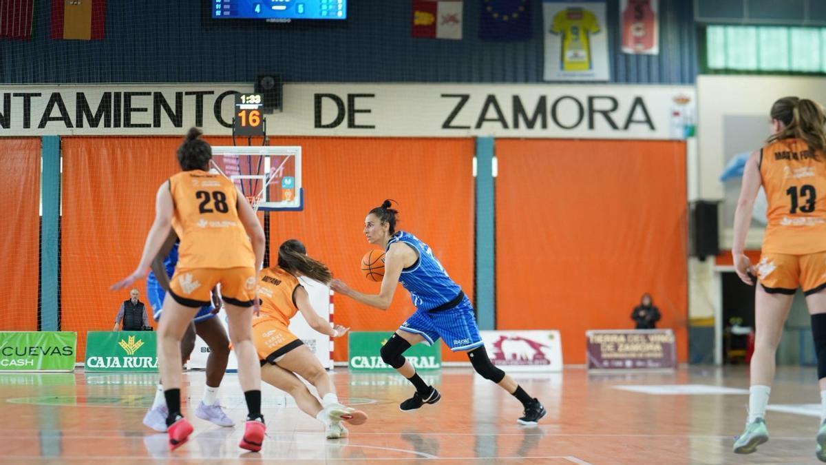 Alba Torrens lidera al Azulmarino en Zamora