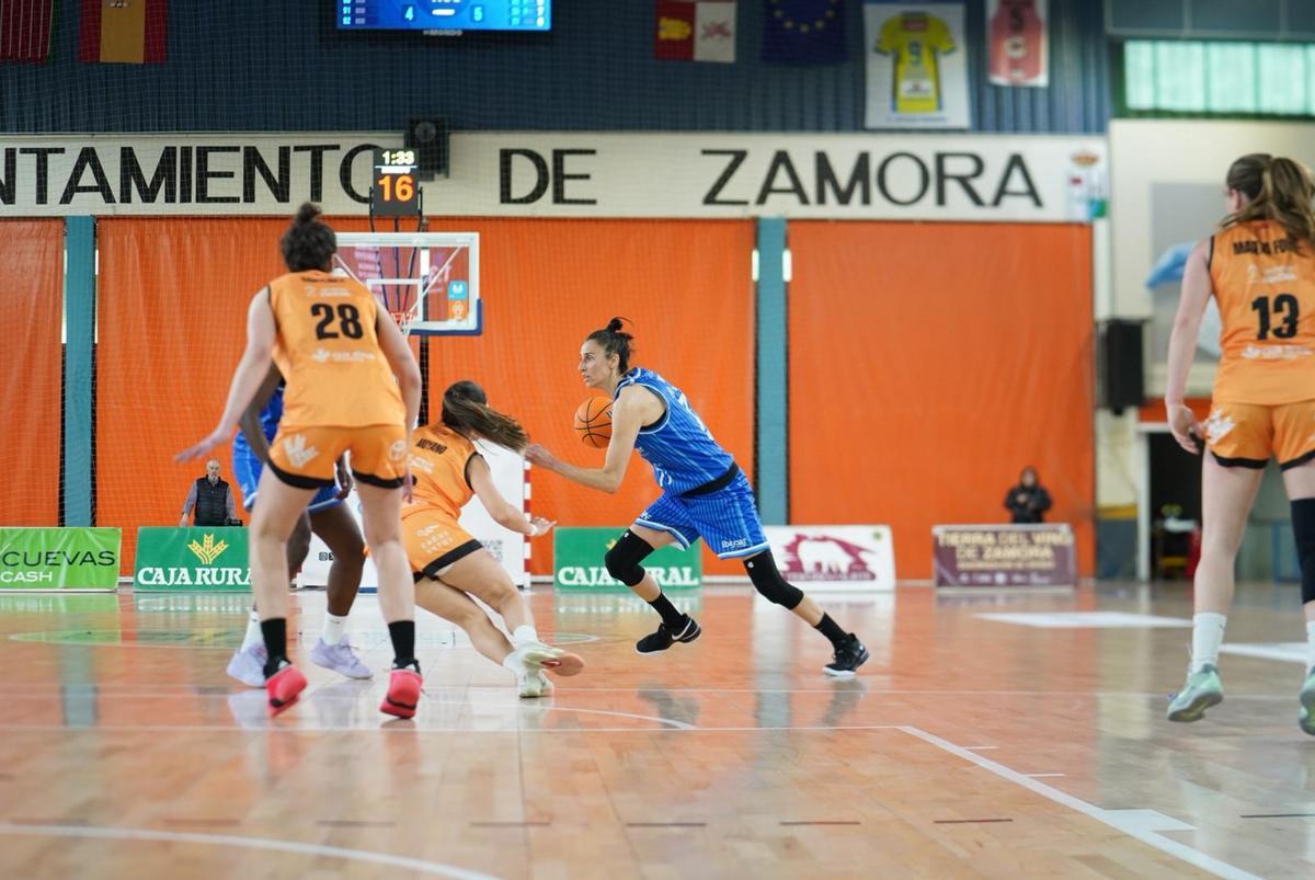 Alba Torrens, durante el partido que ha disputado el Azulmarino en Zamora