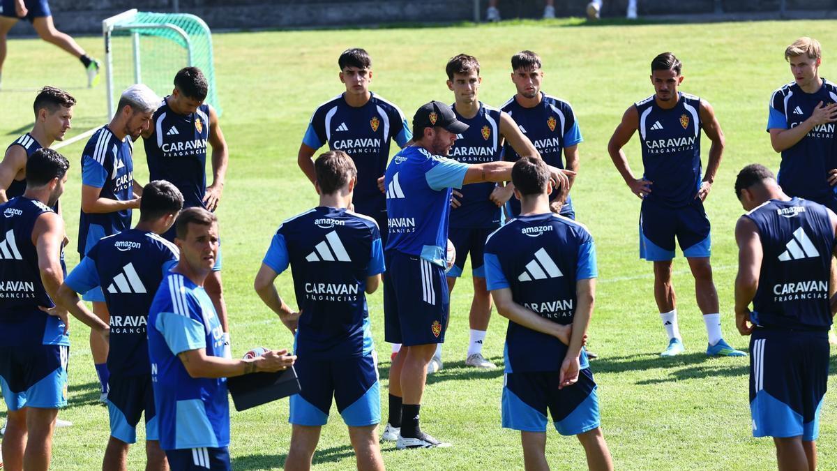 Ibai Gómez da instrucciones en corro en el entrenamiento de este 27 de julio en Boltaña.