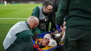 ¡Escalofriante! Noa Lang sufre una amputación parcial del dedo en Anfield y tiene que ser operado