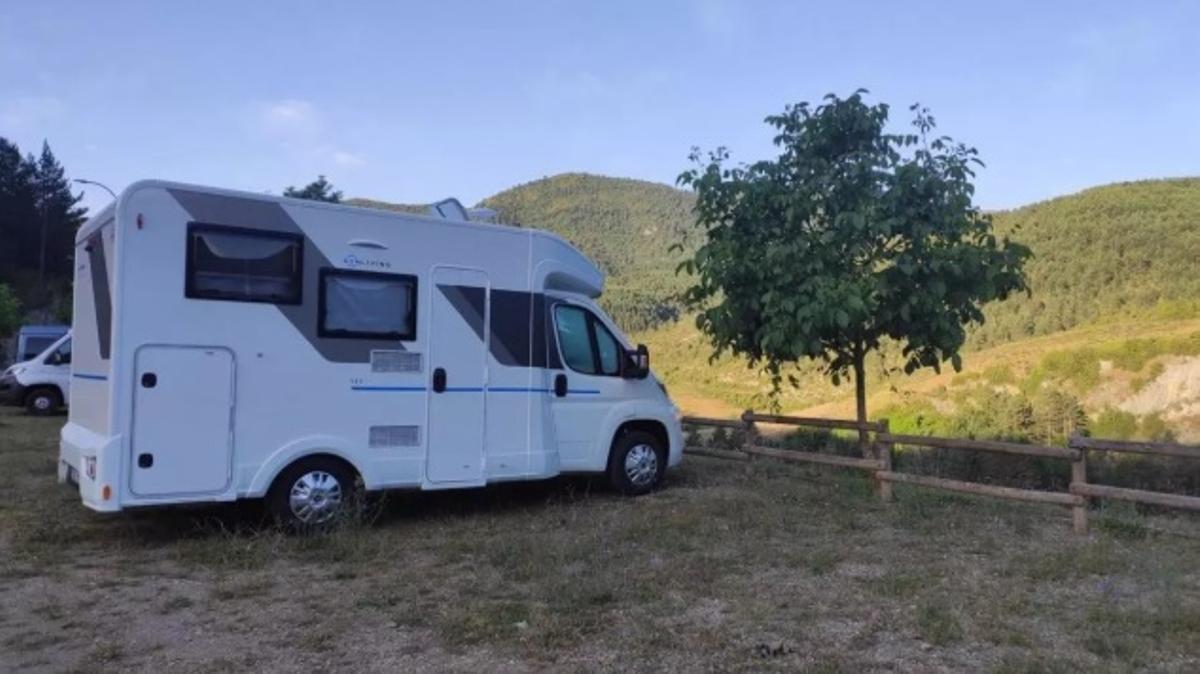 Una autocaravana, en un entorno rural.