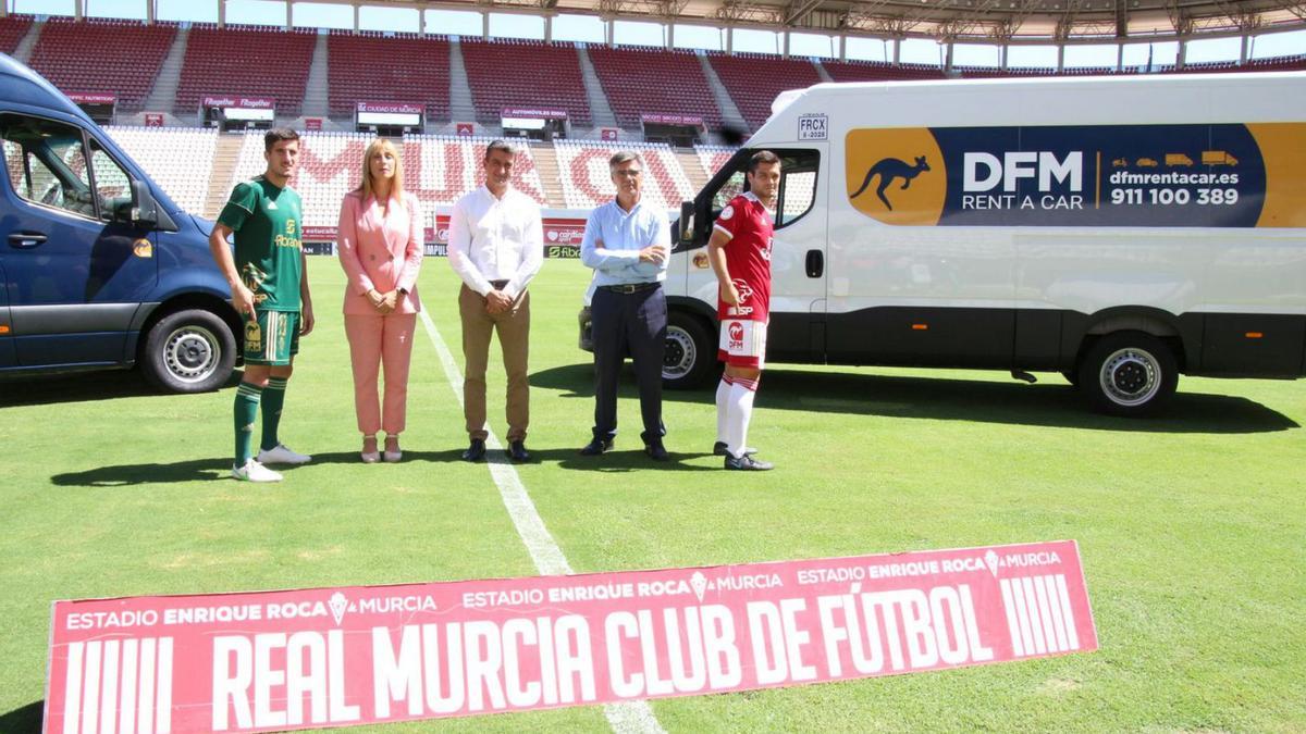 Un momento de la presentación del logo de DMF Rent a Car en la equipación del Real Murcia.  | L.O.