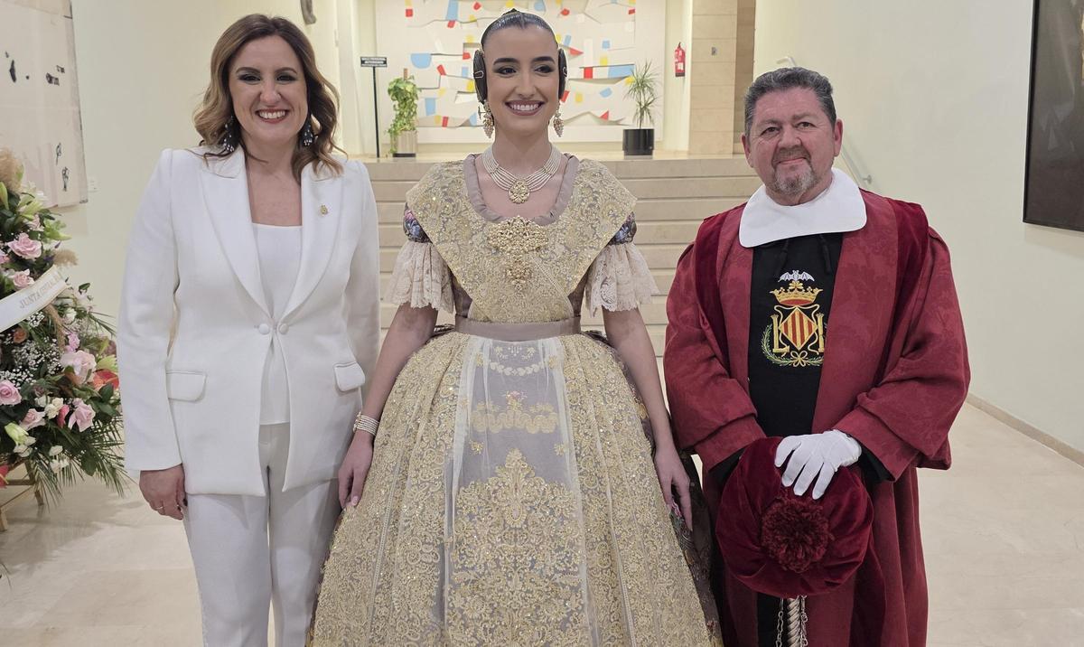 Ramón Blanes, con la alcaldesa y la fallera mayor
