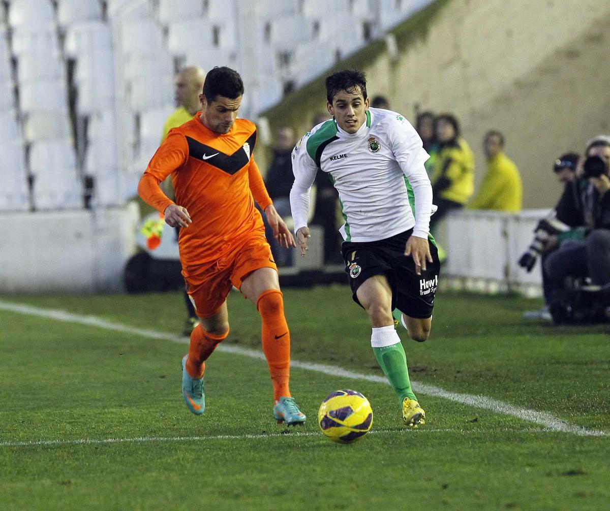 Cristian García disputa con Juanmi un balón. Cristian García disputa con Juanmi un balón.