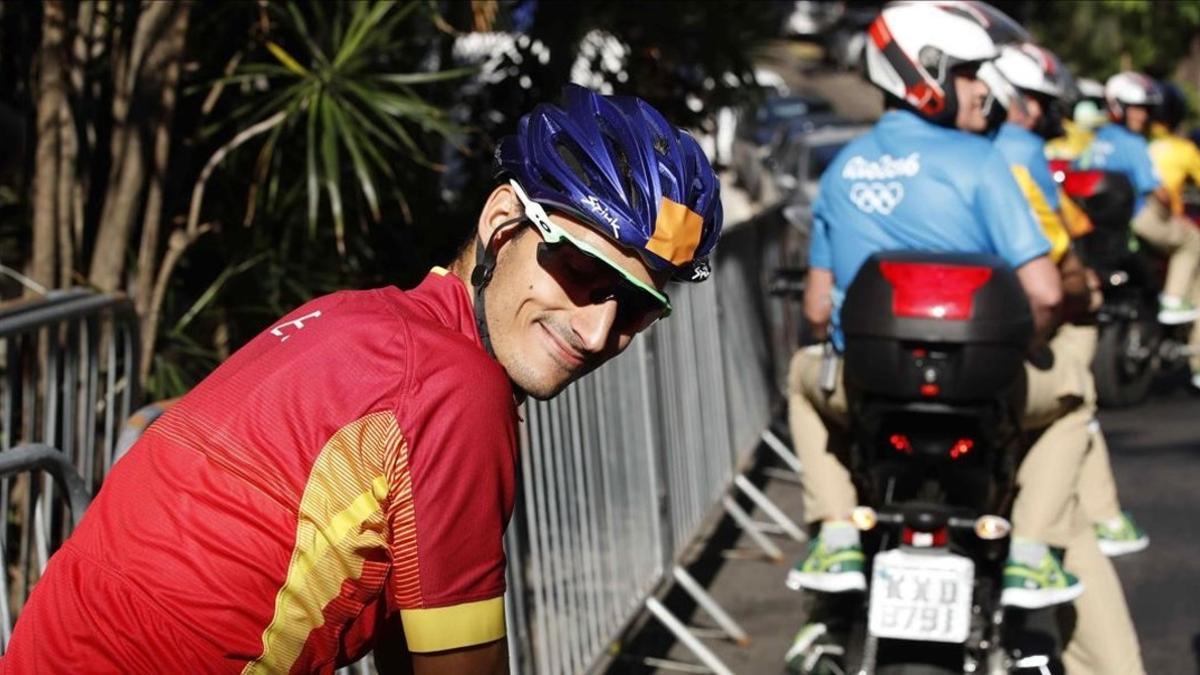 El triatleta español Mario Mola realiza el reconocimiento del recorrido de la prueba en Río.
