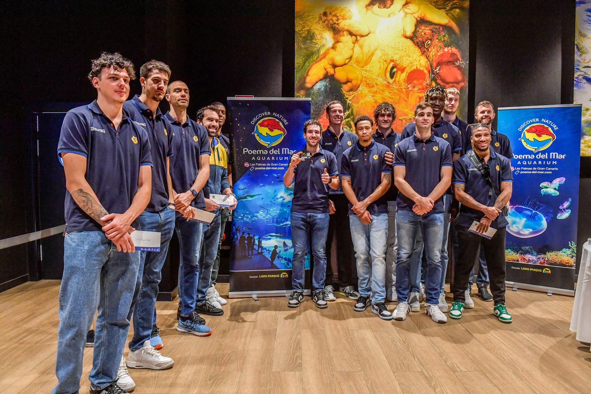 Los jugadores del CB Gran Canaria visitan el acuario Poema del Mar