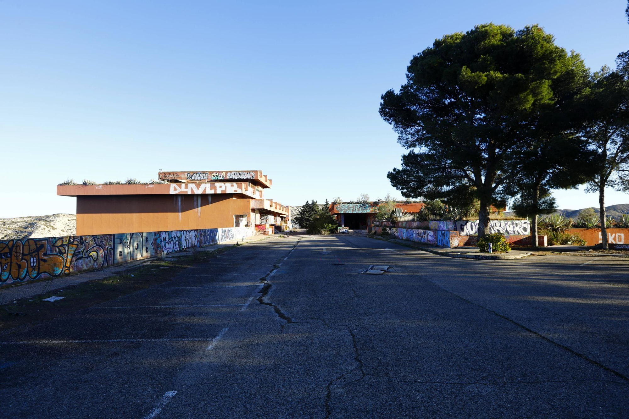 Así se encuentra el abandonado casino Montesblancos, en Alfajarín