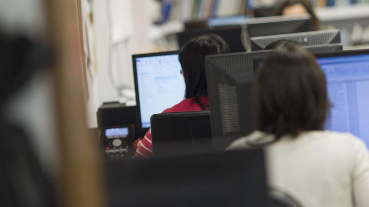 Trabajadores en una oficina. / EP