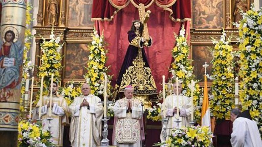 El nuncio del Papa, Renzo Fratini, preside la misa pontifical del Nazareno