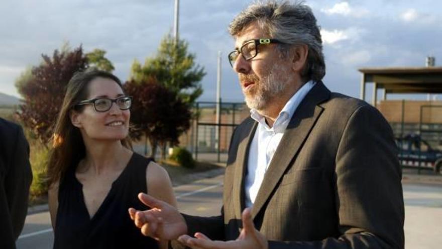 Els advocats Jordi Pina i Marina Roig a la sortida de la presó de Lledoners, ahir al vespre