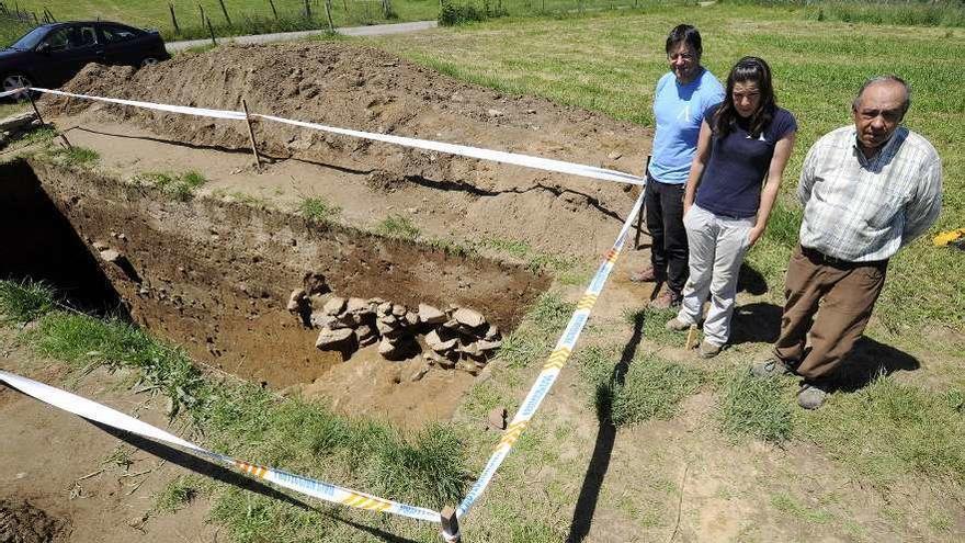 Responsables de la excavación y de Casa do Patrón, ayer, en el yacimiento de Doade. // Bernabé/Javier Lalín