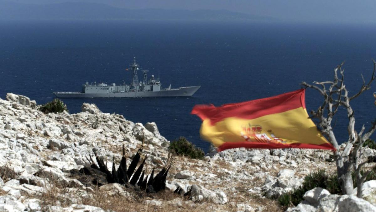 Bandera española en la isla de Perejil.