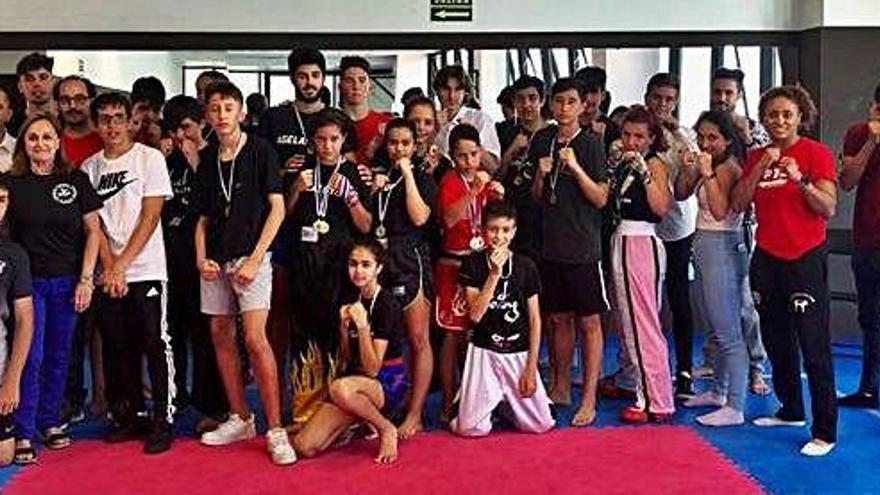 El grupo de deportistas que participó en el evento de kickboxing.