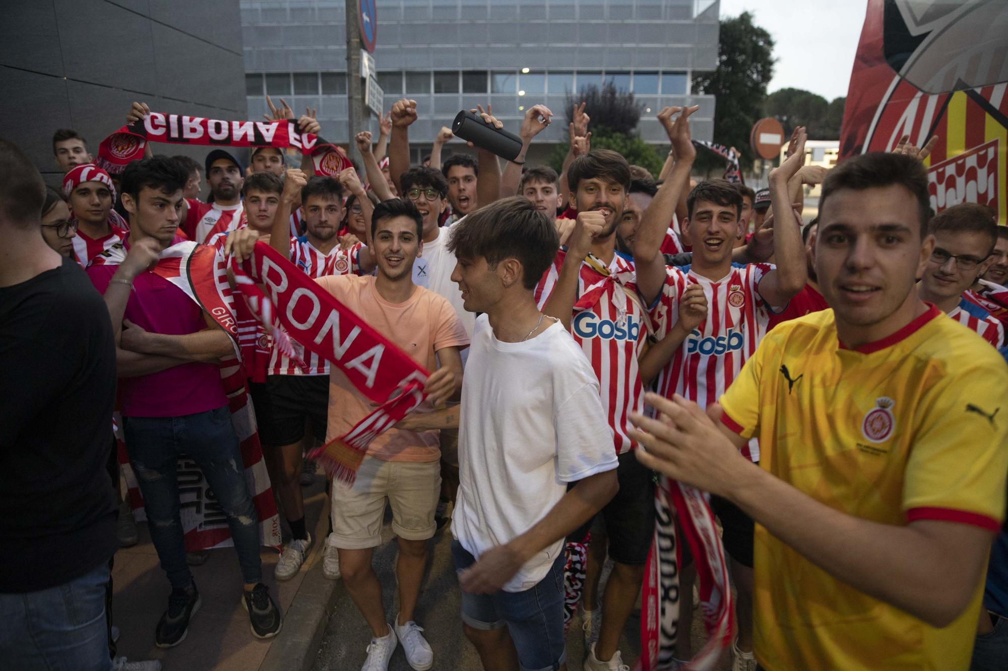 Els aficionats reben al Girona a l'aeroport