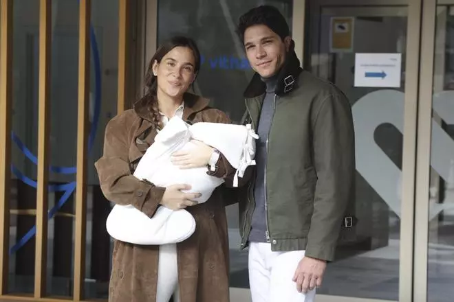 María Pombo y Pablo Castellano dan la bienvenida a Mariana, su tercera hija