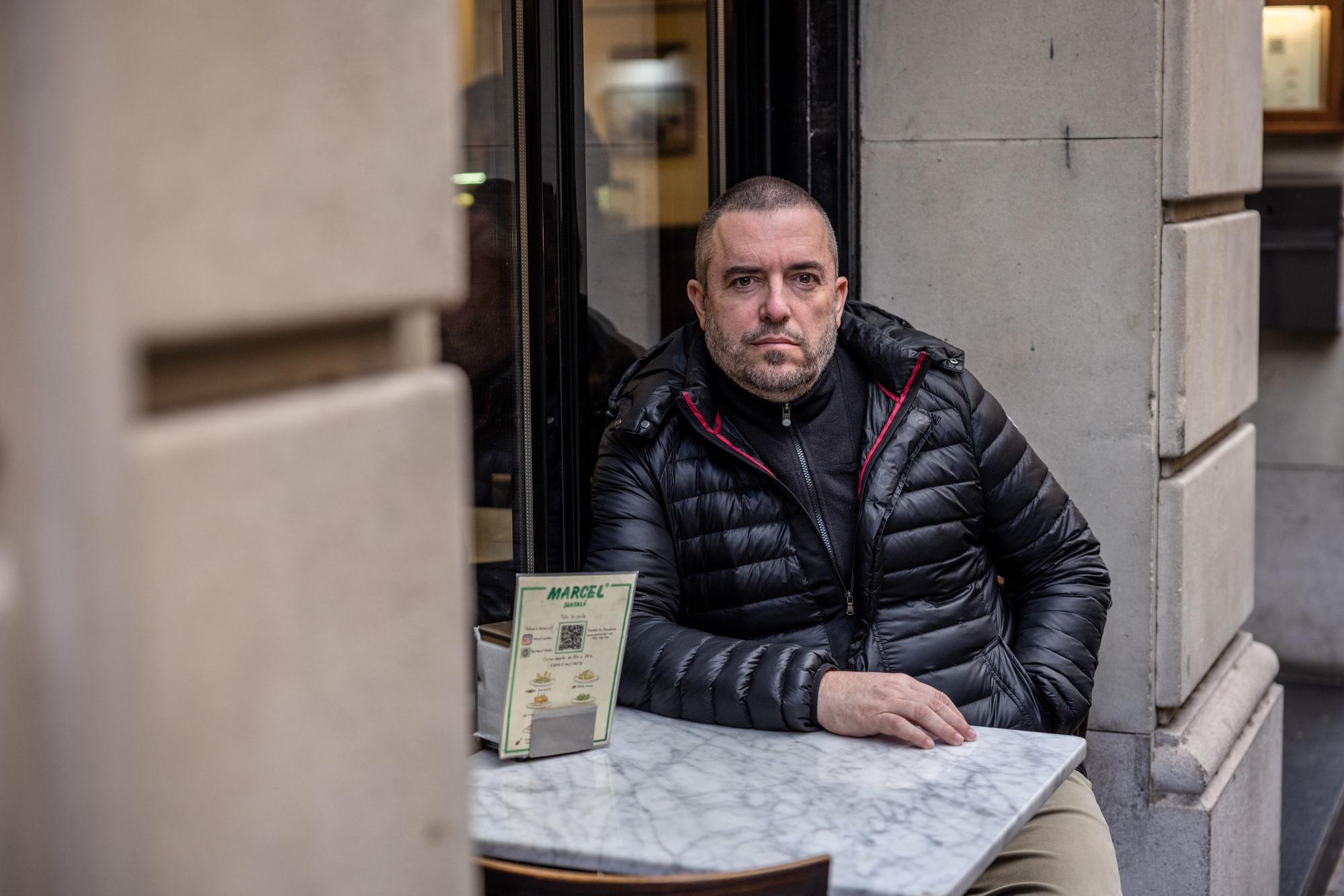 Salva Vendrell, nuevo presidente del Gremi de Restauració de Barcelona, sentado en su bar Marcel de la calle Santaló