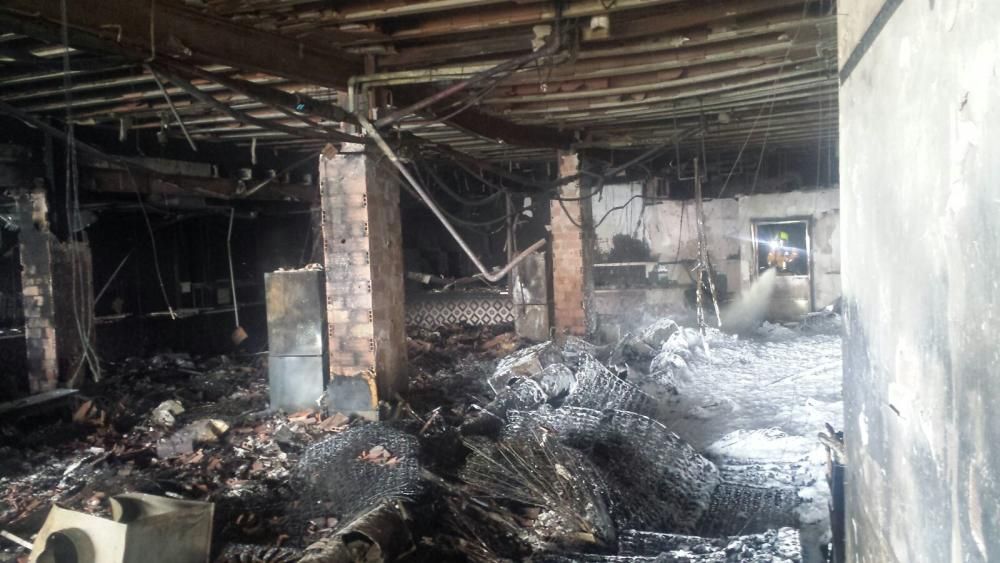 El esqueleto del viejo hotel Selomar, en primera línea de playa de Levante