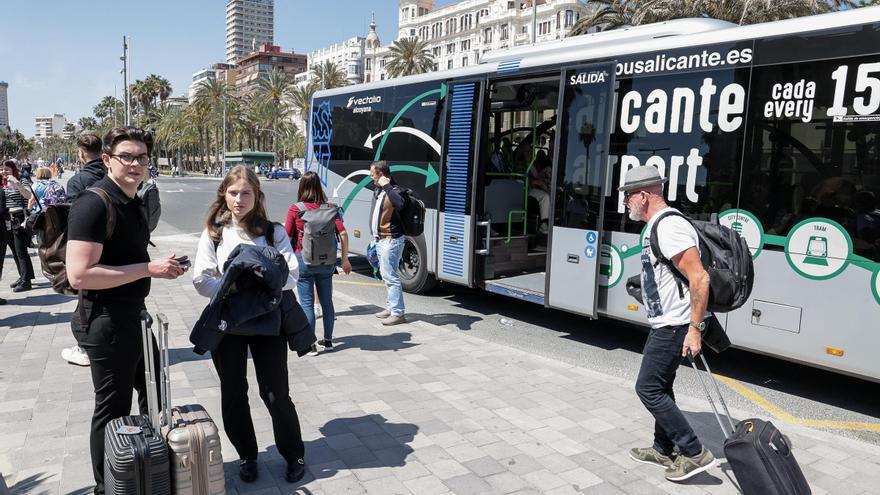 Refuerzo del autobús al aeropuerto de Alicante ante el aluvión de turistas y trabajadores