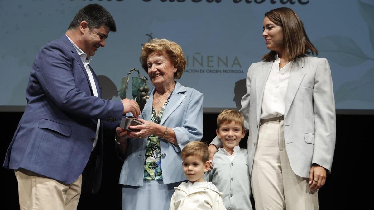 Ubide entrega el galardón a la viuda de Luis Gaca, María Pilar Gimeno, junto a su nieta y bisnietos