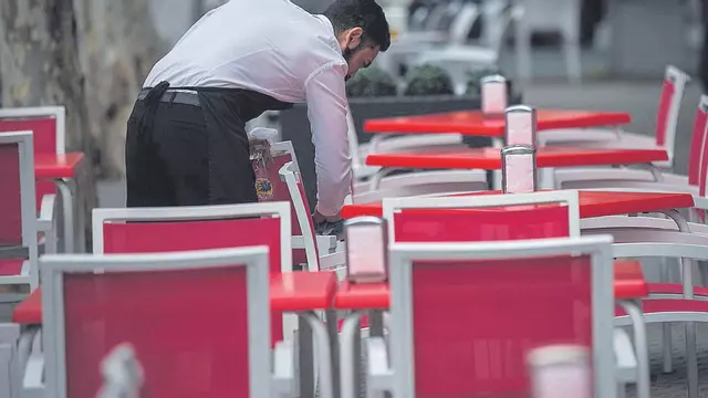 Un camarero recomienda no hacer esto en un restaurante: "Nunca voy a entender si es por ayudarnos o..."