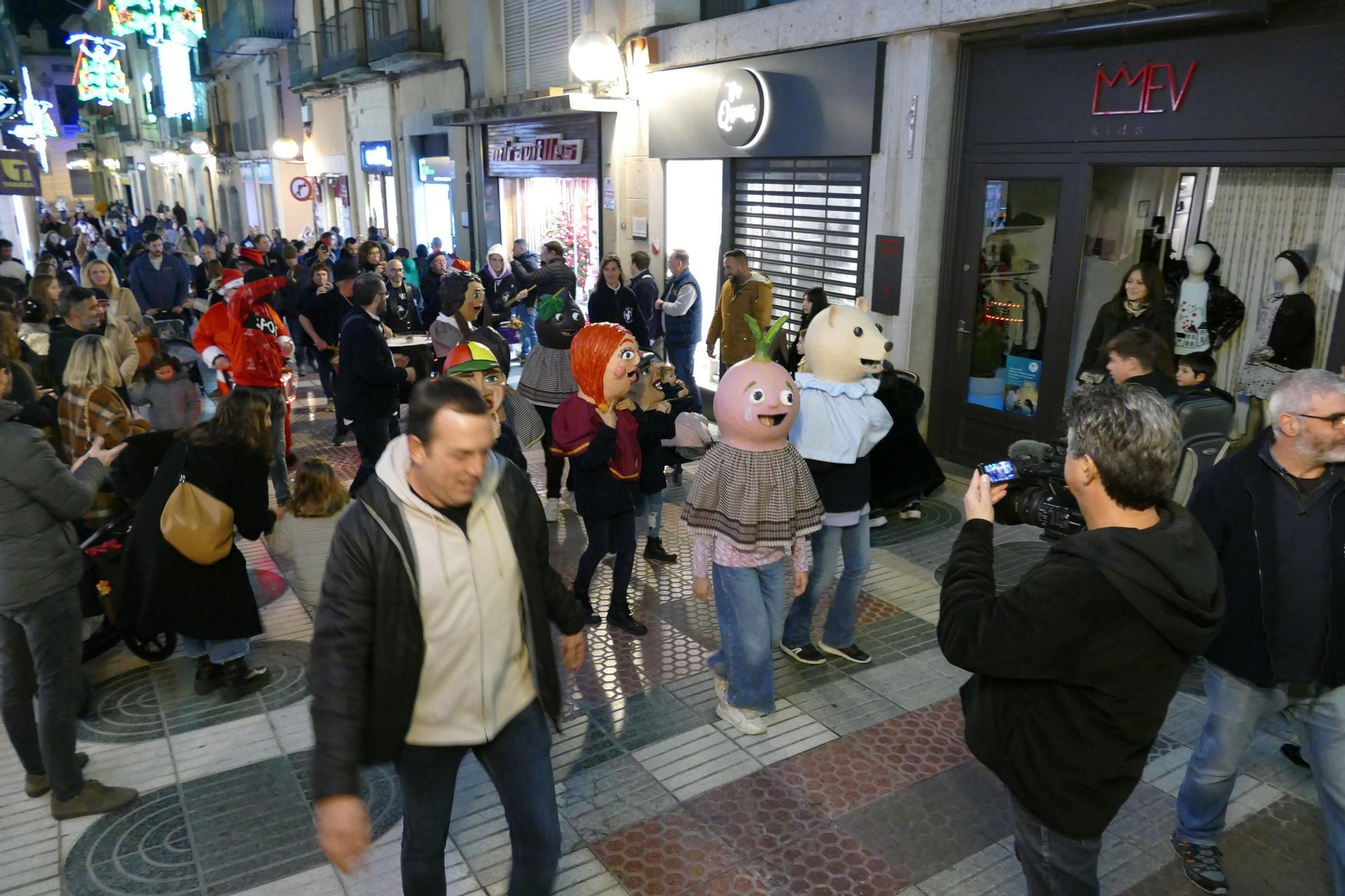 Figueres estrena sis nous capgrossos amb una cercavila pel centre de la ciutat