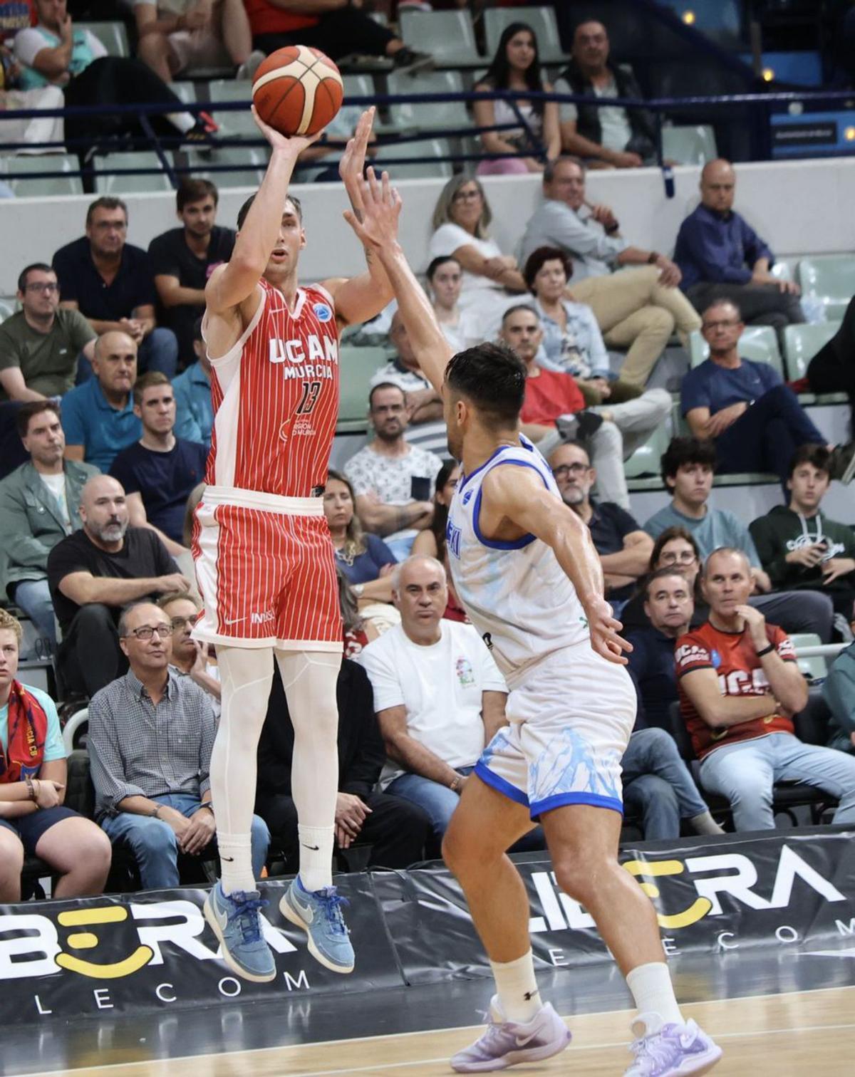 Will Falk lanza a canasta en el partido ante el Rilski Sportist. | JUAN CARLOS CAVAL