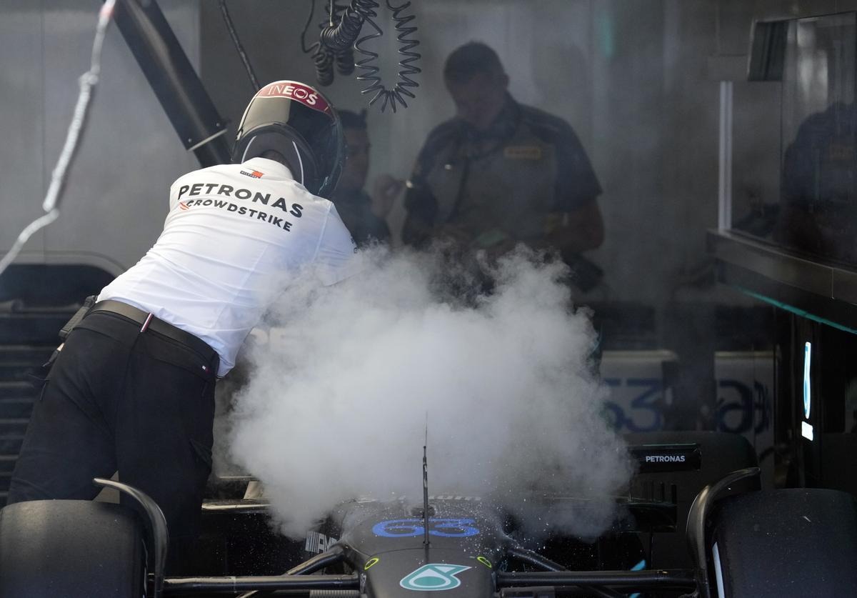 Melbourne (Australia), 02/04/2023.- A mechanic works on the car of British Formula One driver George Russell of Mercedes-AMG Petronas after its engine took fire during the Formula One Grand Prix of Australia at the Albert Park Circuit in Melbourne, Australia, 02 April 2023. (Fórmula Uno, Incendio) EFE/EPA/Simon Baker / POOL