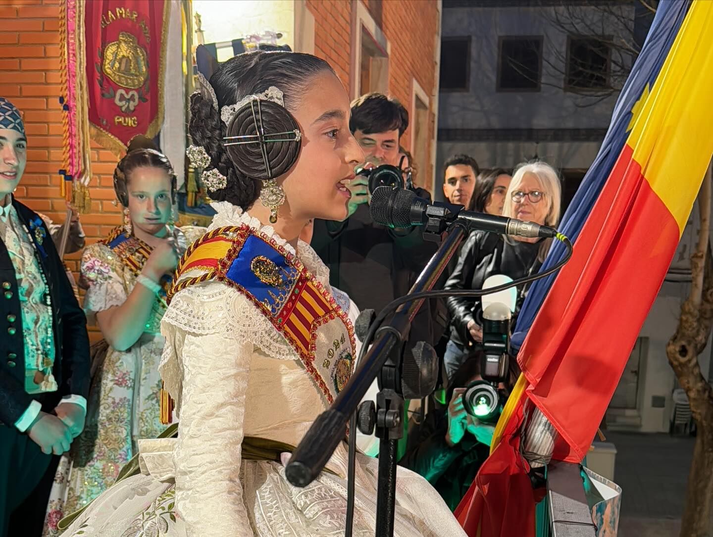 La Fallera Mayor Infantil del Puig da la bienvenida a las Fallas.