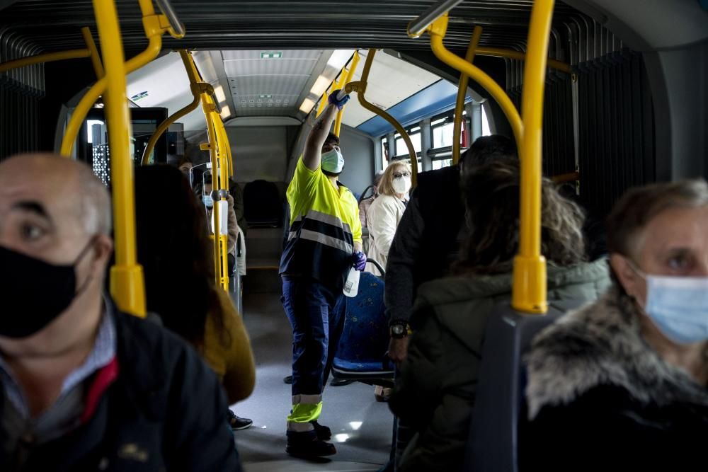 Así se desinfectan los autobuses urbanos de Oviedo