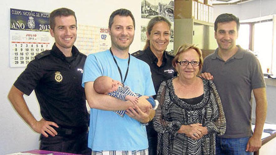 El gabinete de la Jefatura tiene un miembro más, Miguel, uno de los policías encargados del gabinete de prensa de la Jefatura Superior de Policía en Palma, ha sido padre por segunda vez. El agente acudió esta semana a las oficinas policiales en la calle Simó Ballester para presentar al bebé entre sus compañeros. El pequeño tiene una semana de vida. Se trata de una nueva incorporación a la numerosa familia del gabinete.