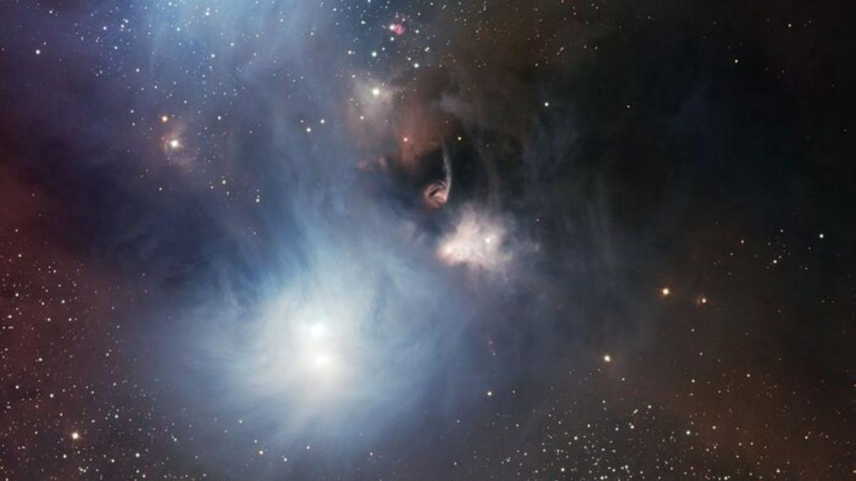 Esta imagen muestra la región cercana de formación estelar alrededor del cúmulo Coronet, en la constelación Corona Australis.