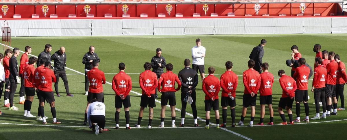 La plantilla del Sporting, ayer, en El Molinón.
