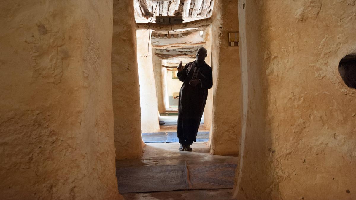 Archivo - Un hombre dentro de una mezquita en Bobo-Diulaso, Burkina Faso