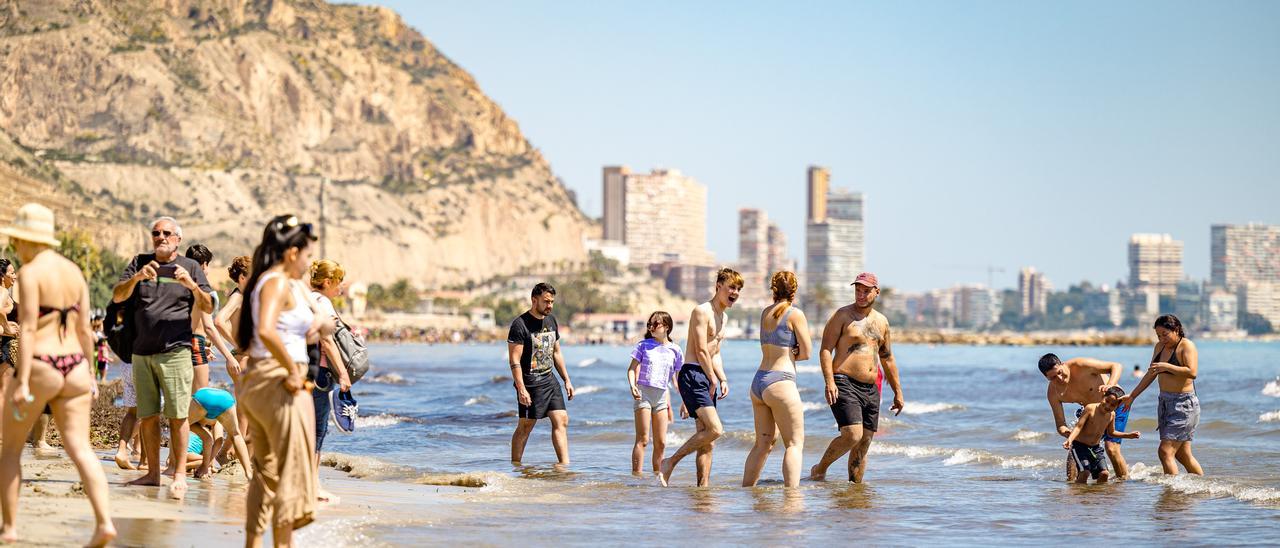 Bañistas en la playa del Postiguet de Alicante esta Semana Santa