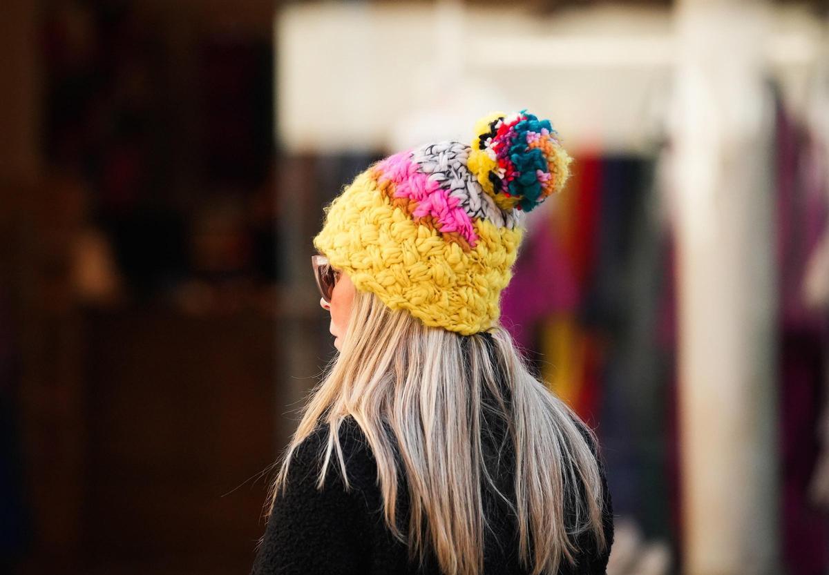 Una mujer se protege del frío con un gorro