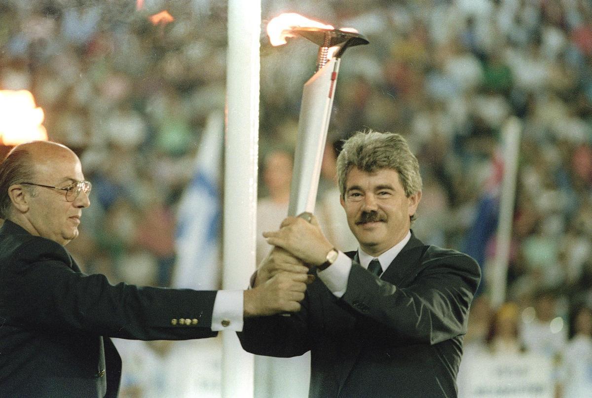 Pasqual Maragall, en junio de 1992, en Grecia para asistir a la ceremonia de encendido de la llama olímpica que viajaría hasta Barcelona