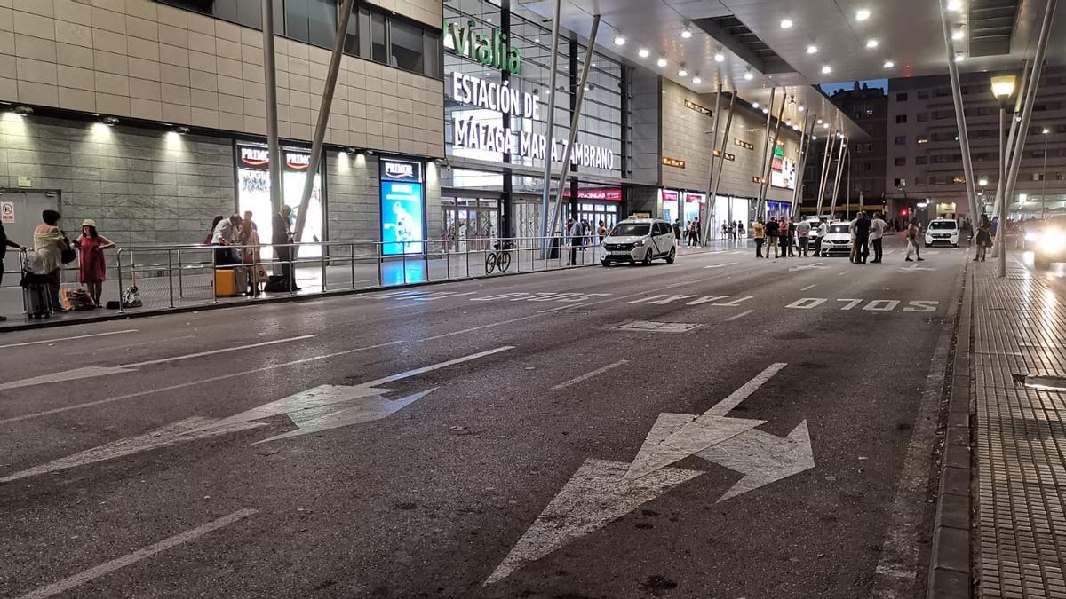 La estación María Zambrano, sin taxis operativos este viernes por la tarde.