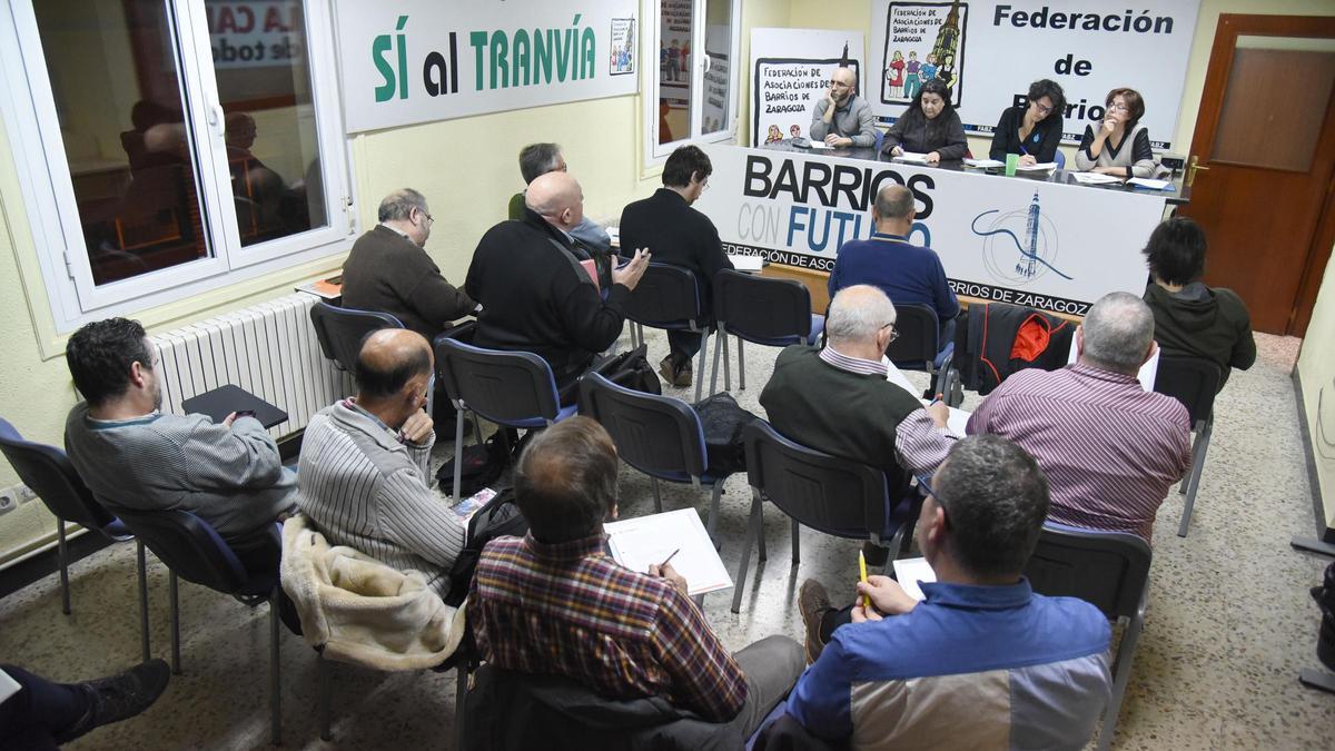 La concejala de ZeC, Elena Giner, explicando en la FABZ los presupuestos participativos de 2017.