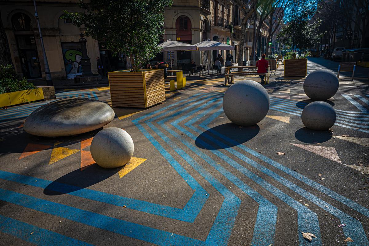 Repintando los colores y las formas del asfalto en la Superilla de Sant Antoni de Barcelona