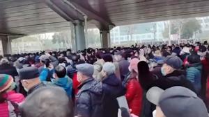 Los jubilados chinos salen a las calles para protestar por los recortes del seguro médico en Wuhan, China