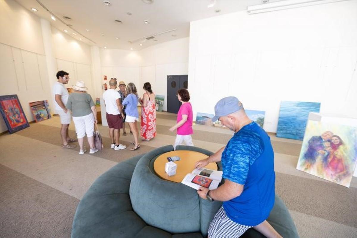 Artistas preparando sus obras en el Club Dario de Ibiza.