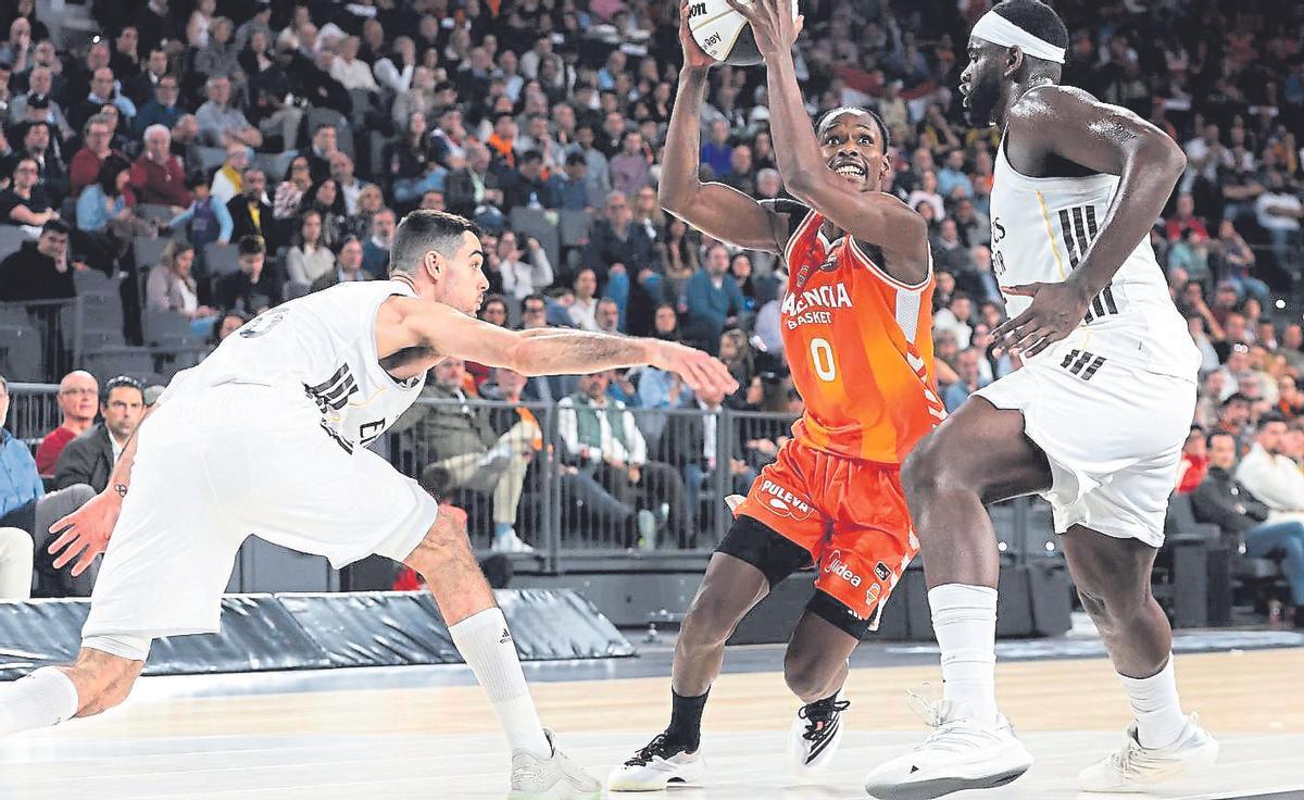 Badio entra a cistella en un partit contra el Reial Madrid