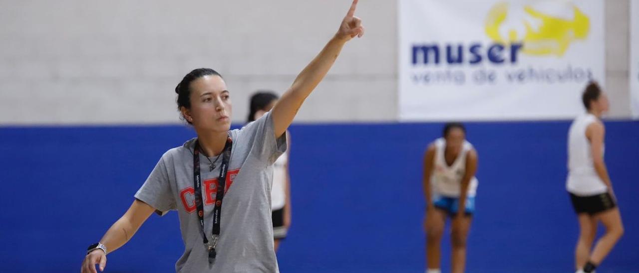 Mireia Capdevila da instrucciones en un entrenamiento.