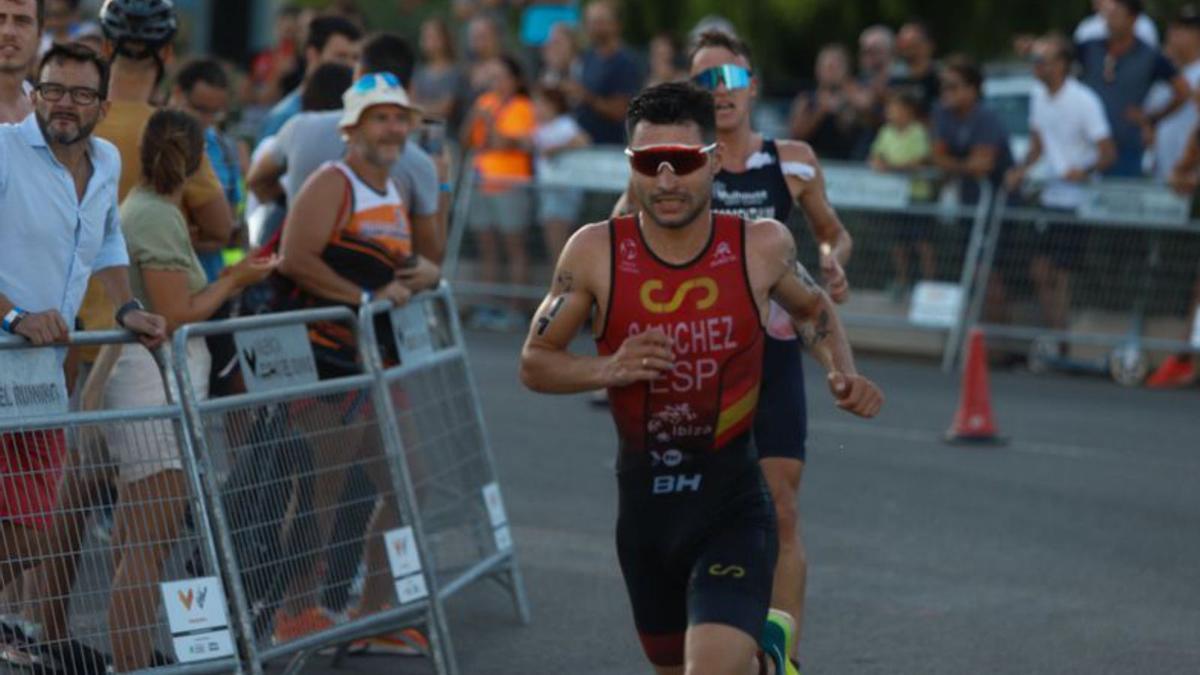 Mario Mola y Noelia Juan brillan en la Copa del Mundo de València