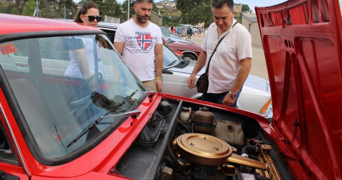 Los coches clásicos pasean por las calles de Puebla de Sanabria